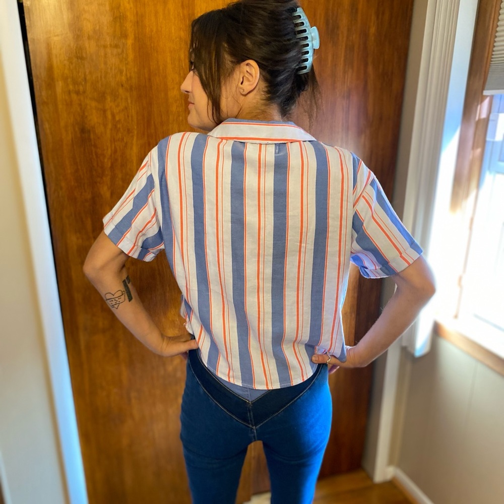 STRIPED COLLARED BUTTON UP CROP BLOUSE